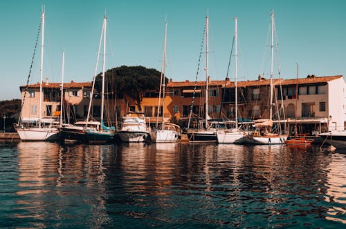 Foto profissional grátis de ancorado, área de ancoragem, barcos