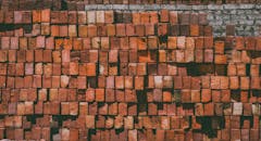 红砖堆叠形成纹理墙的细节特写，清晰展现了砖砌图案