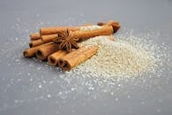 肉桂棒和八角茴香在糖堆上的特写，非常适合冬季食谱