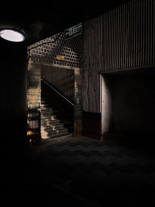 Безкоштовне стокове фото на тему «архітектура, бетонні сходи, вихід»