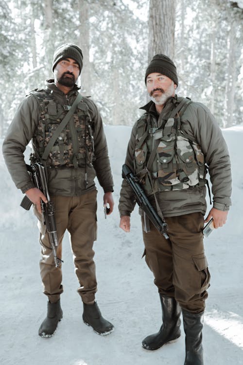 Foto d'estoc gratuïta de armes, bosc, cobert de neu