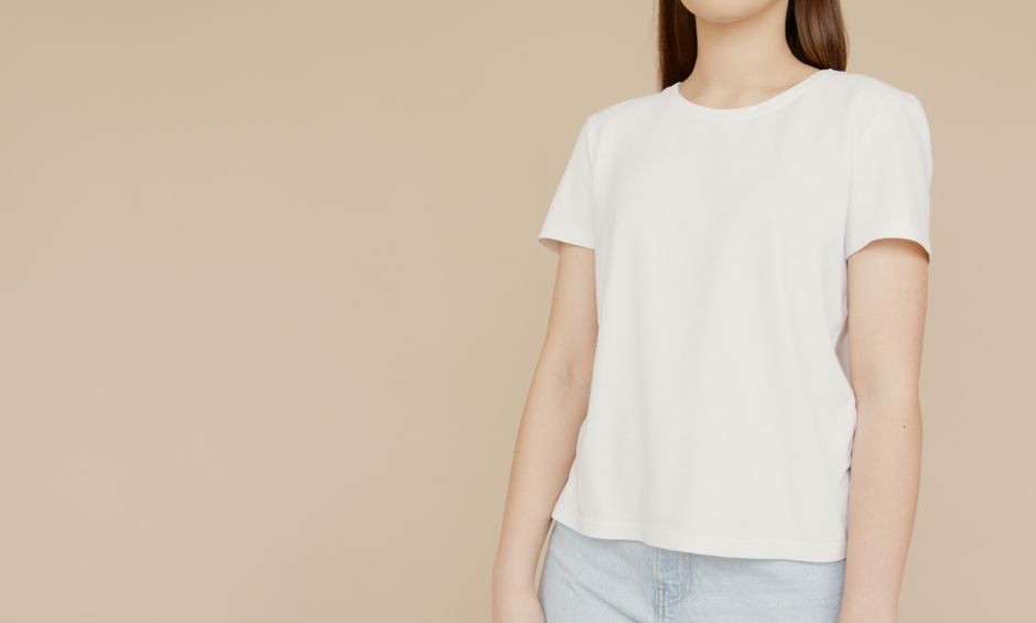 Playera blanca lisa y mezclilla clara, hoy sencillo pero siempre funciona, no hace falta nada más
#estilominimal #white #tshirt #jeans