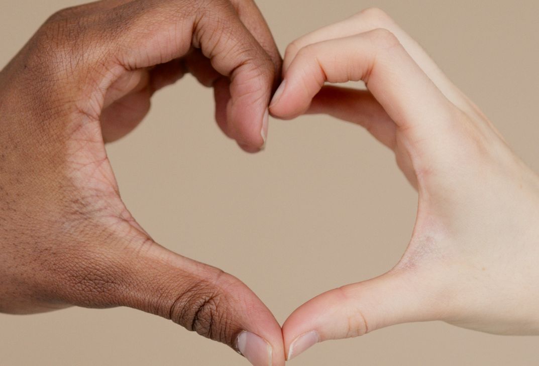 Online dating: starting a conversation on a niche platform