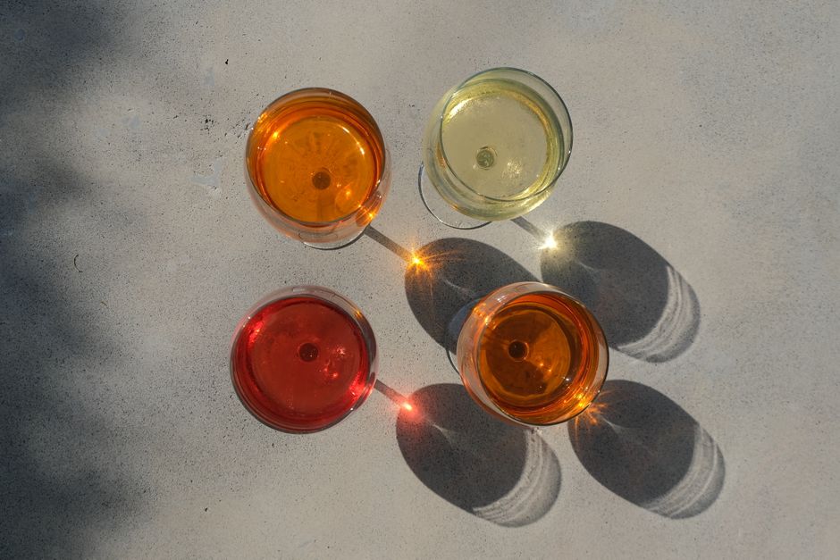 Glasses of red and white wine side by side showing color difference