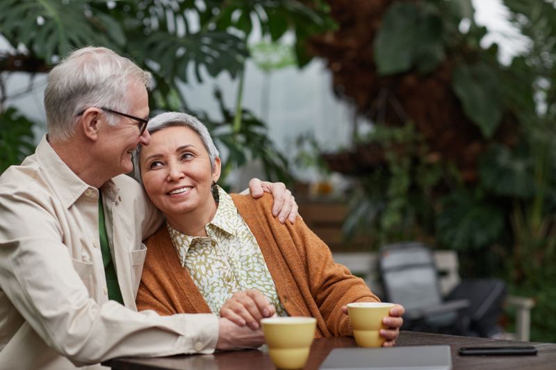Coppia di anziani sereni che bevono il caffè insieme - Tranquillità per la famiglia