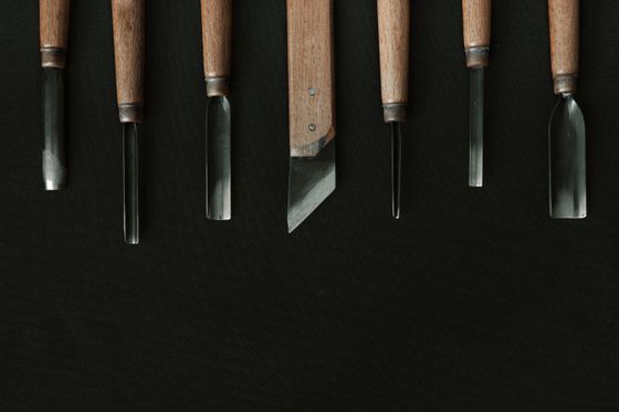 Carving gouges laid out on dark cloth - photo by Dmitry Demidov on Pexels