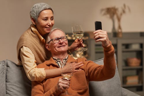 Bezpłatne Darmowe zdjęcie z galerii z bezprzewodowy, białe wino, biorąc selfie Zdjęcie z galerii