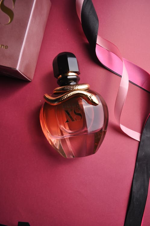 Close-Up Shot of a Perfume · Free Stock Photo