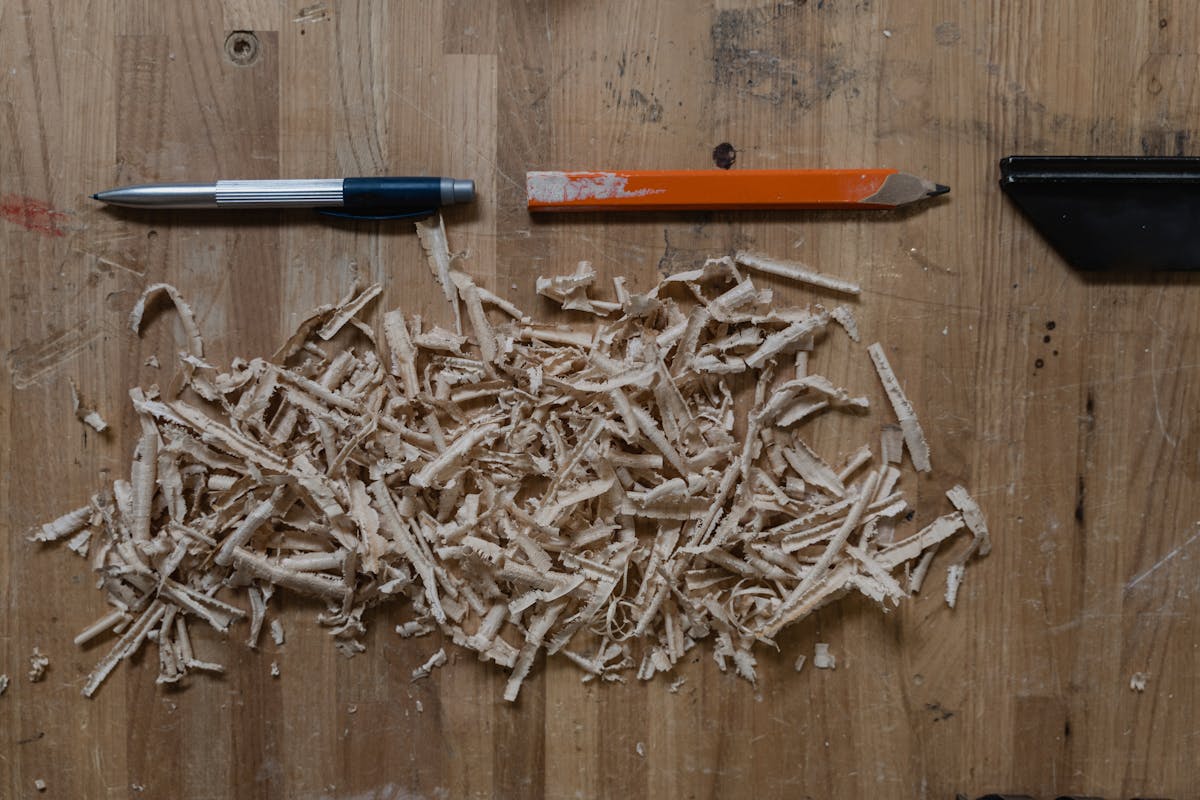 Holzwerkstatt mit warmem Licht und Werkzeugen an der Wand