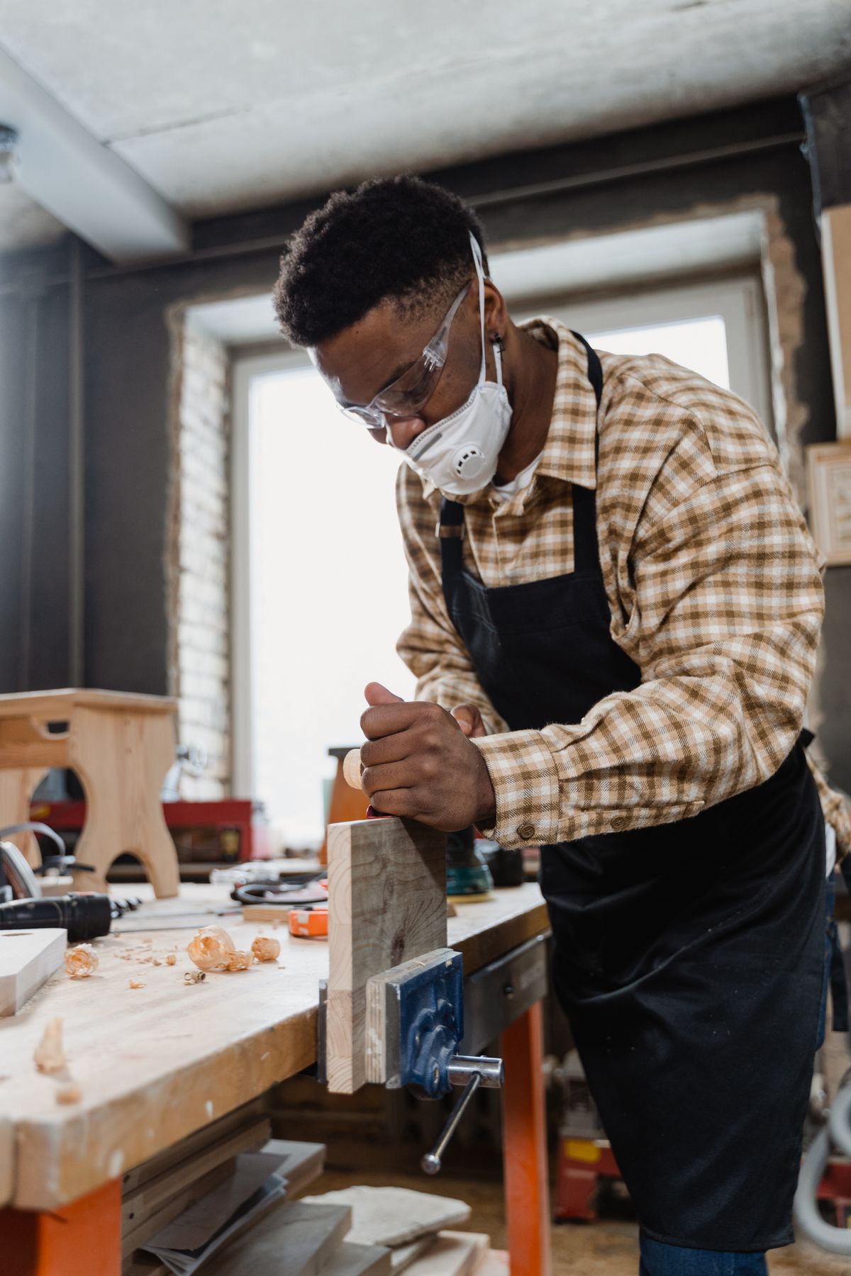 Artisan travaillant une pièce de bois dans un atelier