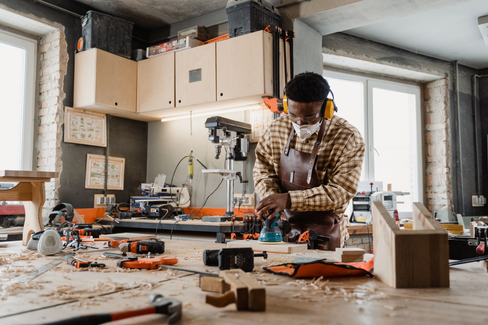 Ébéniste au travail dans son atelier