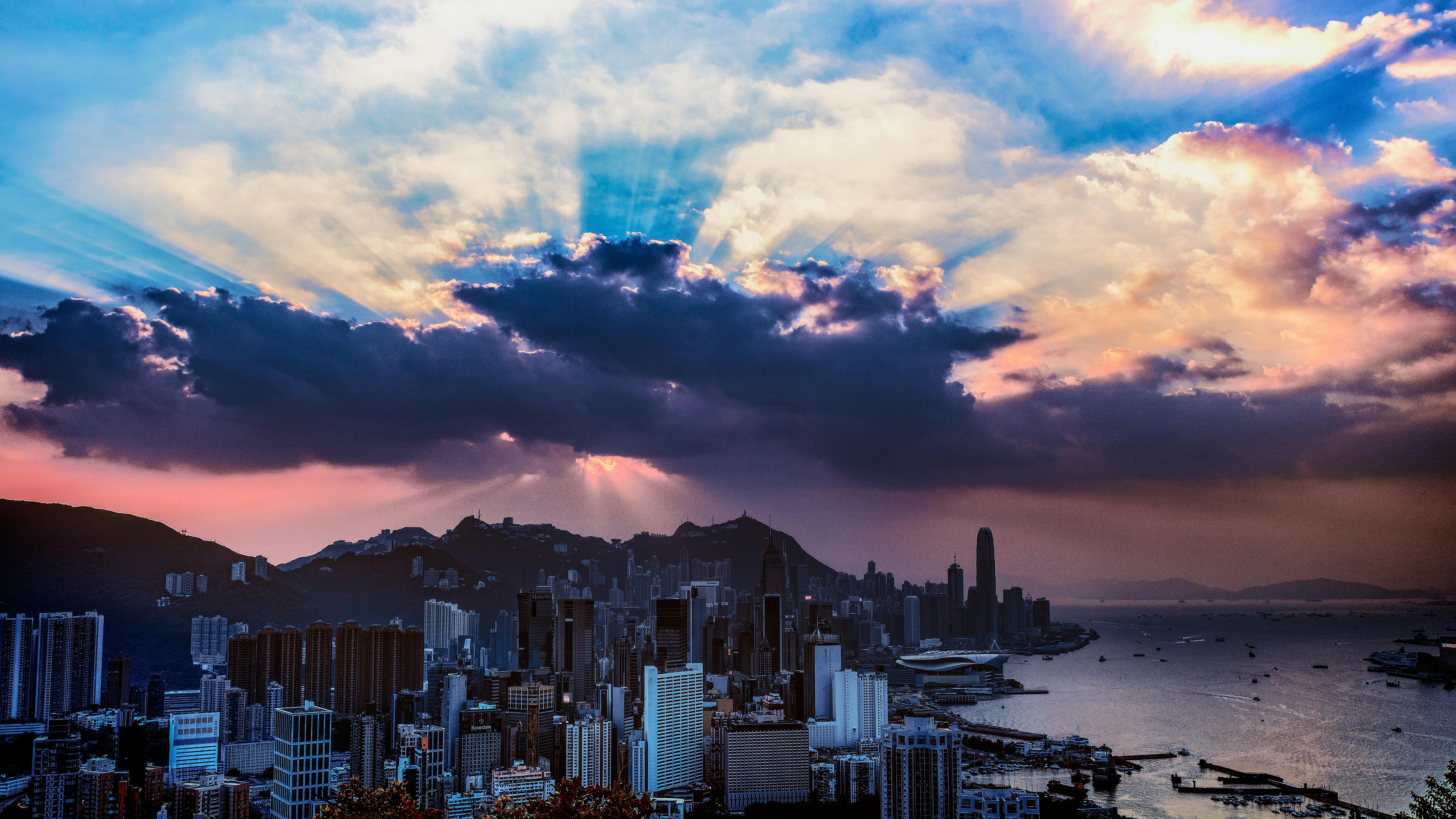 日落时分，港岛天际线的壮丽景色、充满活力的云层与城市景观交相辉映