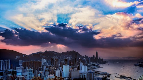 gratis Schilderachtig Uitzicht Op De Stad Onder Bewolkte Hemel Stockfoto
