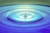 微距摄影中迷人的水滴形成涟漪，展现了纯净与动感