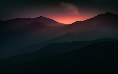 akşam, akşam karanlığı, dağlar içeren Ücretsiz stok fotoğraf