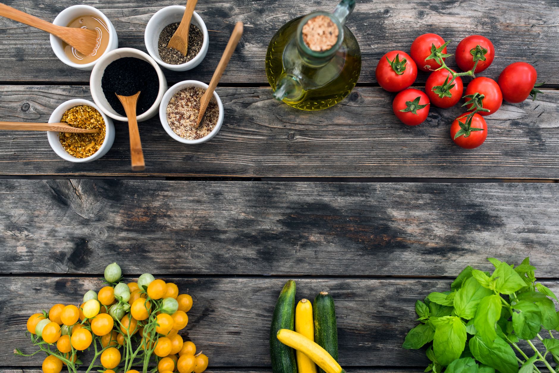 Ingredientes frescos para salsa Tomates frescos, albahaca y ajo sobre una tabla de cortar