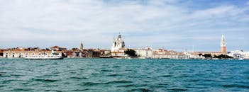 威尼斯的天际线历史悠久，意大利大运河的日间景观美丽