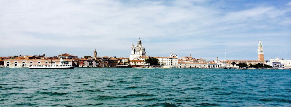 威尼斯的天际线历史悠久，意大利大运河的日间景观美丽