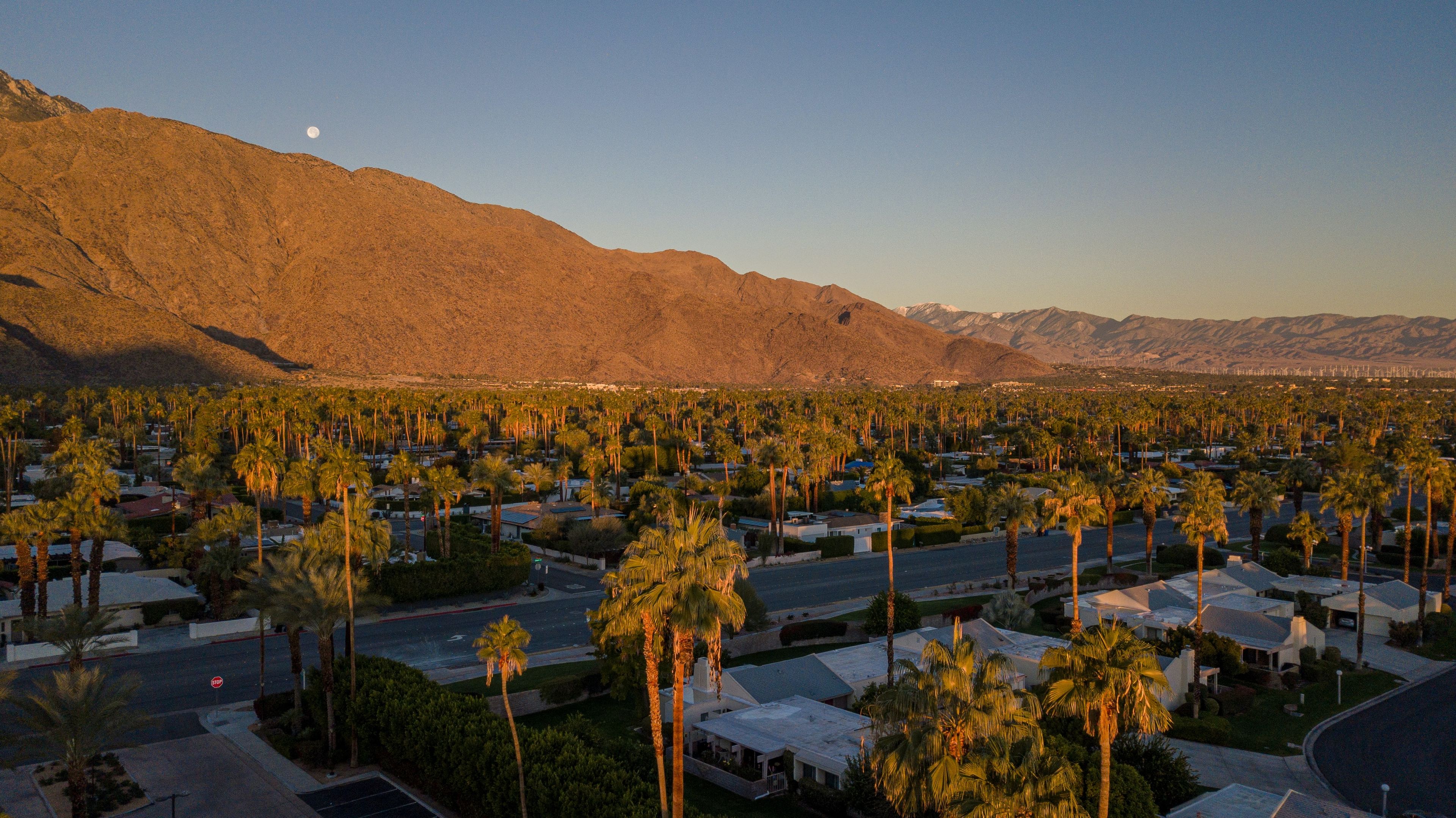 Palm Springs: Palm Springs neighborhoods and mountains at sunset