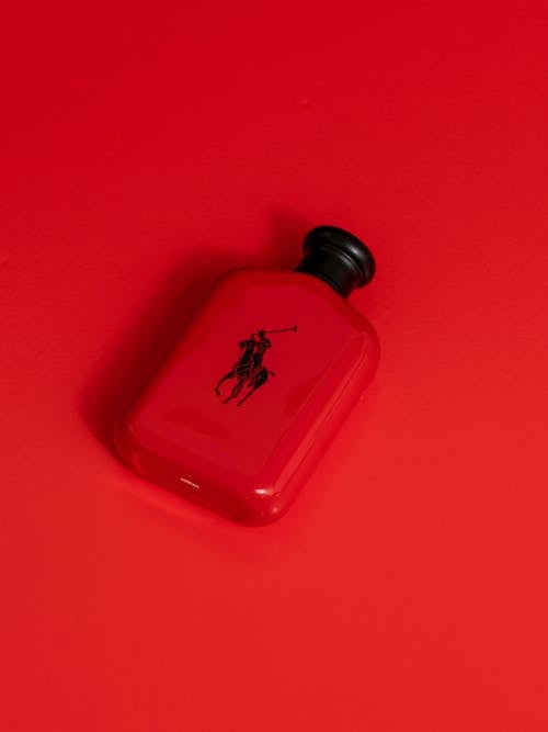 Foto d'estoc gratuïta de ampolla de perfum, fons vermell, foto de producte