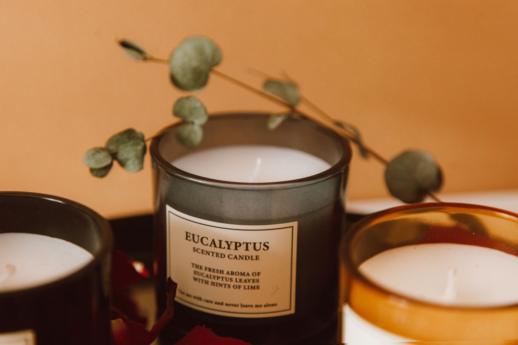 Velas aromáticas acesas em ambiente aconchegante