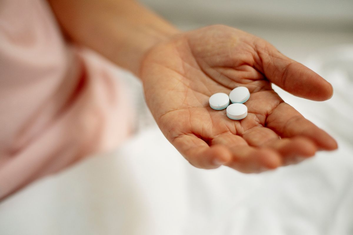 Paciente sosteniendo tratamiento oral supervisado por un médico — Seleah Zona Esmeralda