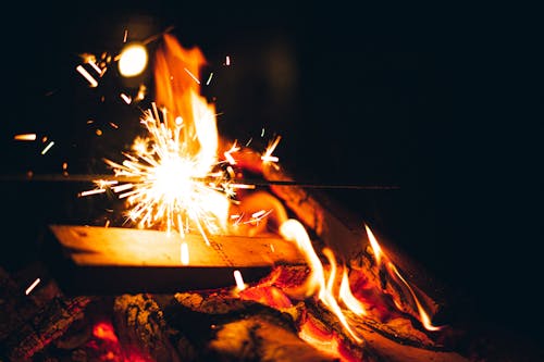 Бесплатное стоковое фото с бенгальский огонь, горение, искры