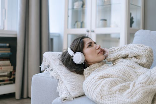 Ingyenes stockfotó fejhallgatók, kanapé, kötött pulóver témában