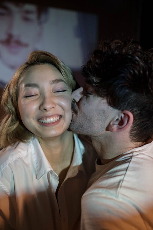 Foto stok gratis berciuman, cinta, hubungan
