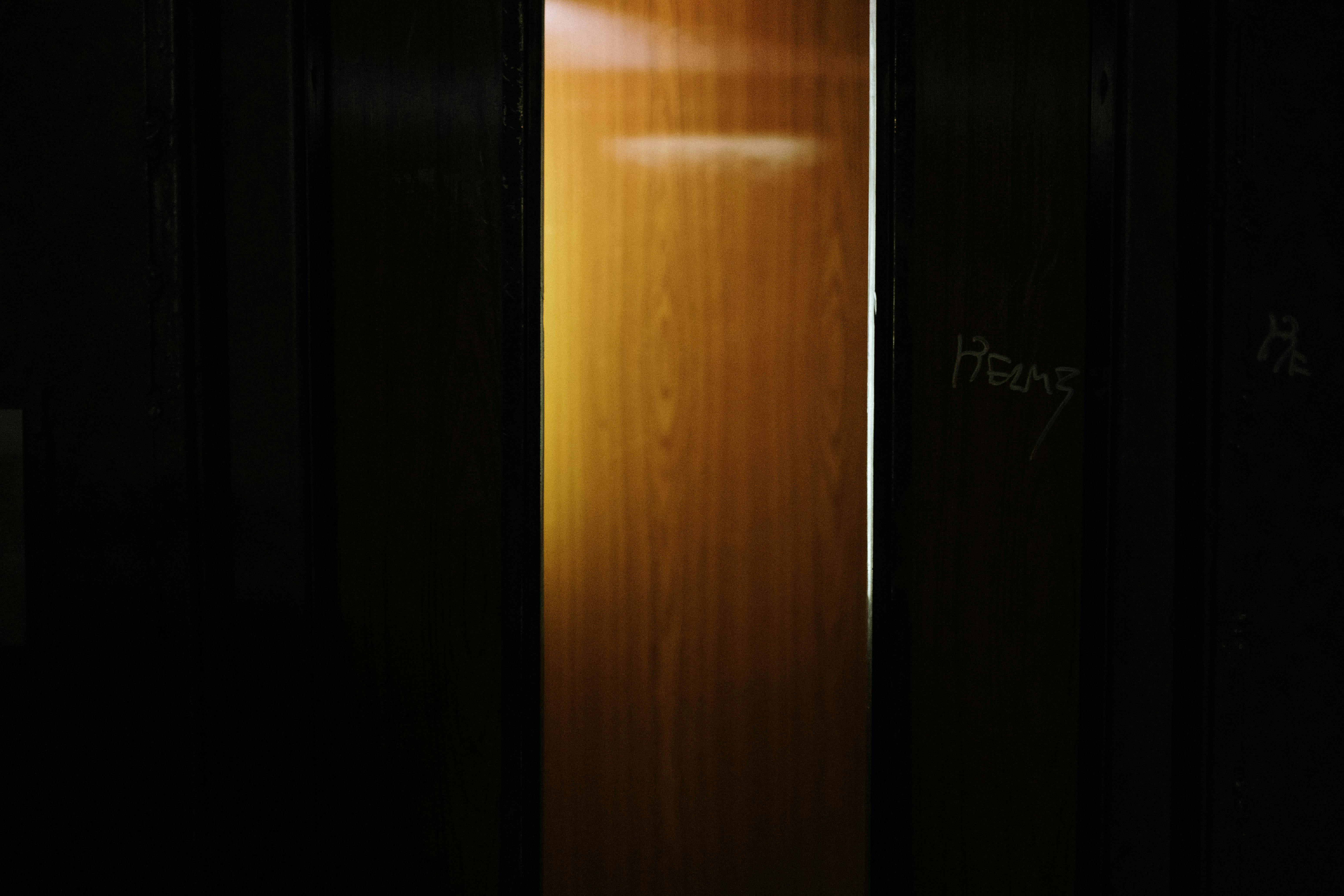 common:alt.prefix Kostnadsfri bild av arkitektur, belysningseffekt, brun dörr common:alt.postfix