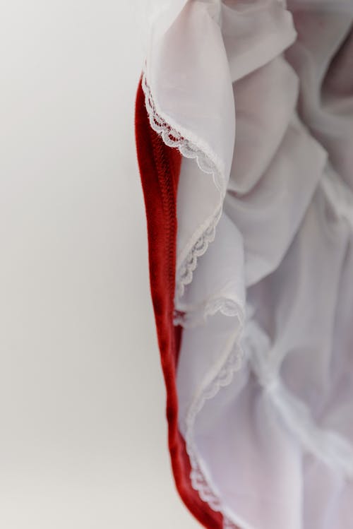 Fotobanka s bezplatnými fotkami na tému biele pozadie, bielou látkou, červené šaty