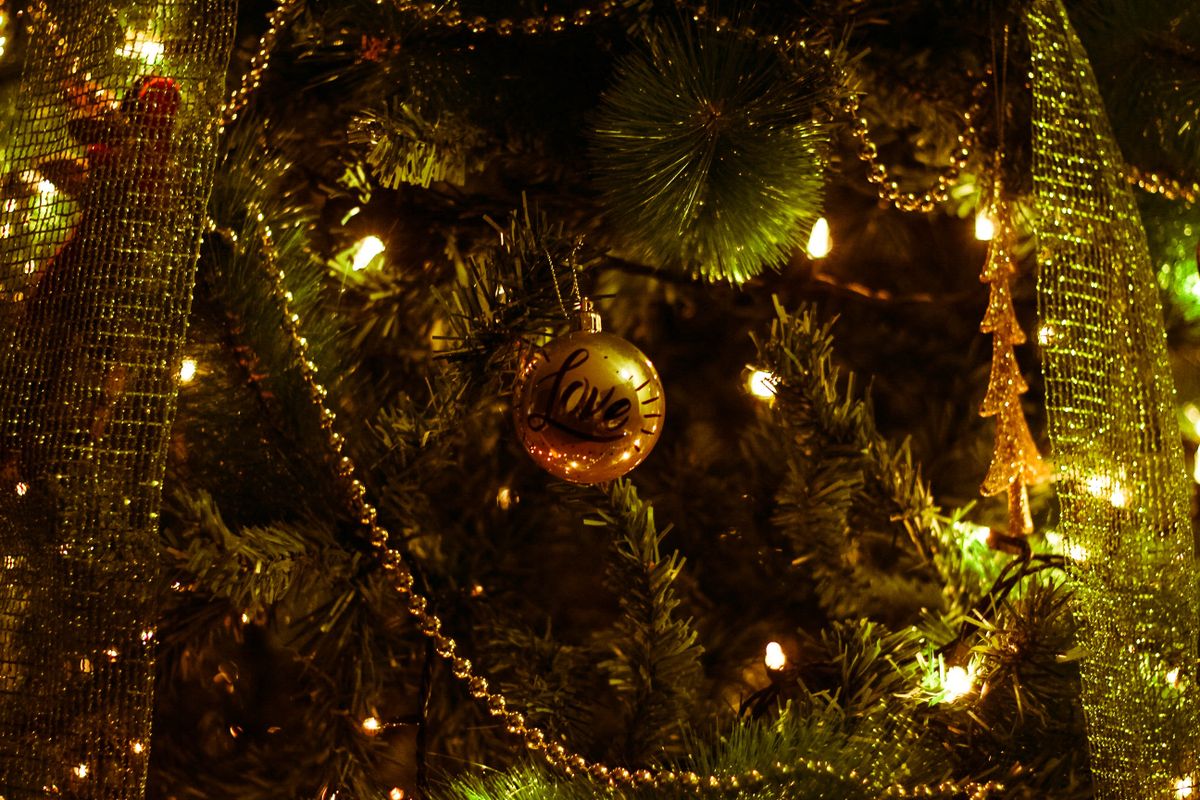 What Does “Balon Merry Christmas” Mean?
