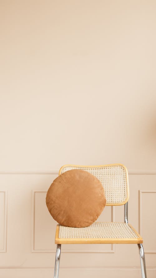 Foto d'estoc gratuïta de cadira, llançar un coixí, minimalista