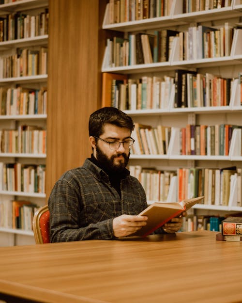 Foto profissional grátis de barba, biblioteca, camisa de botão para baixo