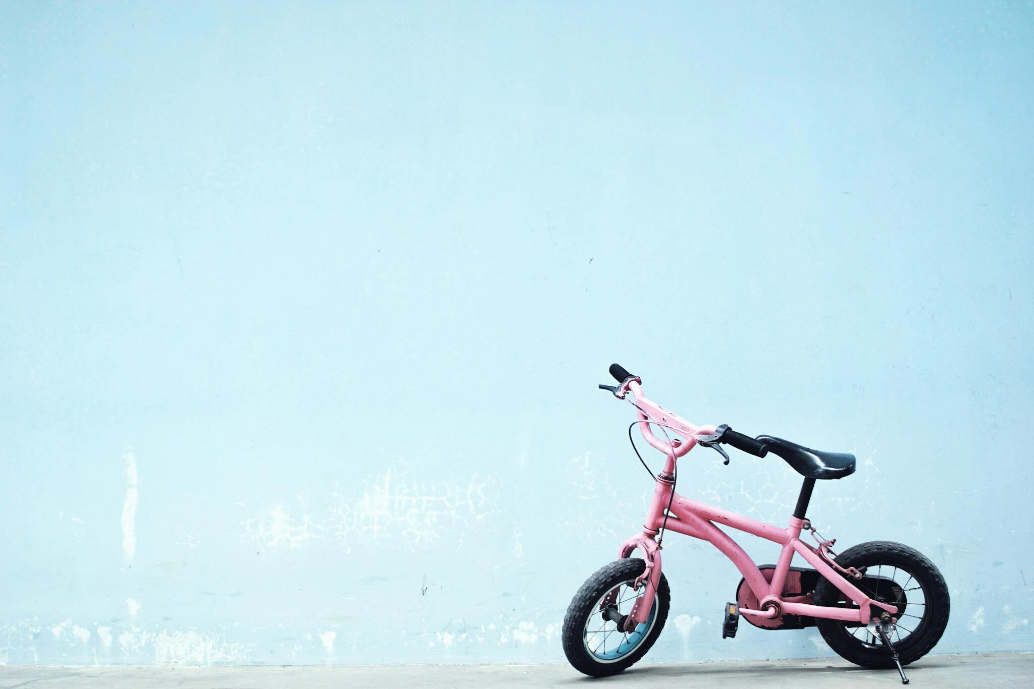 A pink bicycle near wall | Photo: Pexels