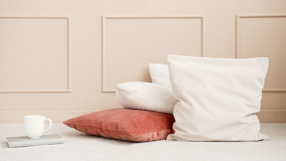 Zomers interieur met frisse sierkussens. Zomers interieur met frisse sierkussens.