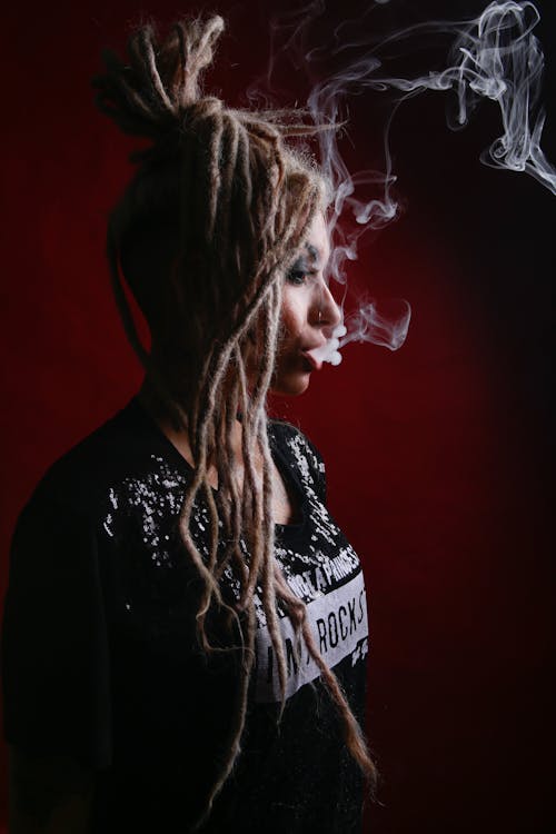 Ingyenes stockfotó cigaretta, dohányzik, fekete nő témában