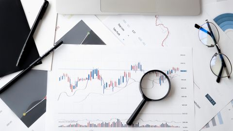 Persona analizando gráficos de retorno de inversión en una pantalla de computador