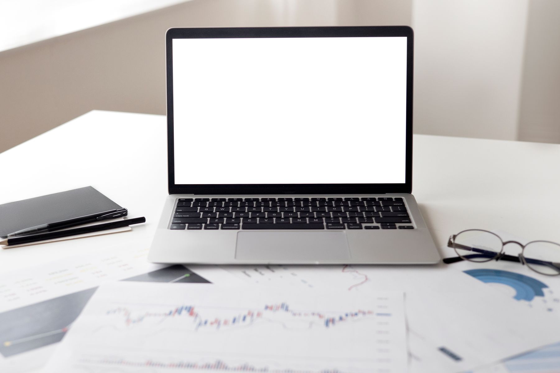 Espacio de trabajo con gráficos y documentos para revisar el historial