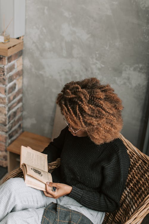 Immagine gratuita di amante dei libri, capelli afro, donna nera