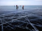 在贝加尔湖的冰面上探索冬季仙境