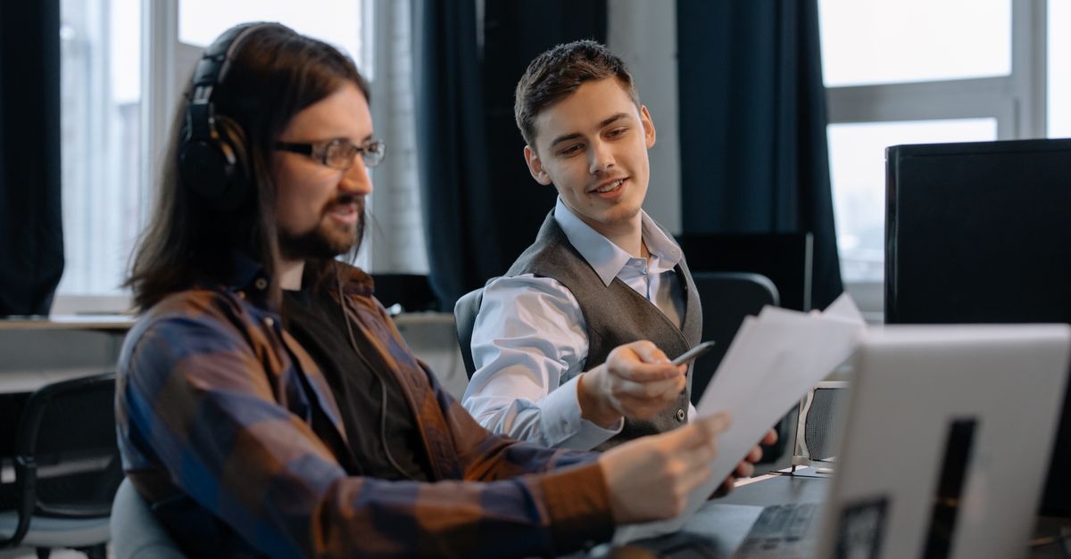 KI-Automatisierung im Mittelstand: Worauf Unternehmen in der Region jetzt achten sollten 1 Mitarbeitende im Backoffice bearbeiten digitale Belege und Rechnungen am Computer