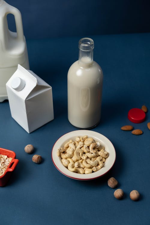 Kostnadsfri bild av behållare, blå bakgrund, cashewnötter