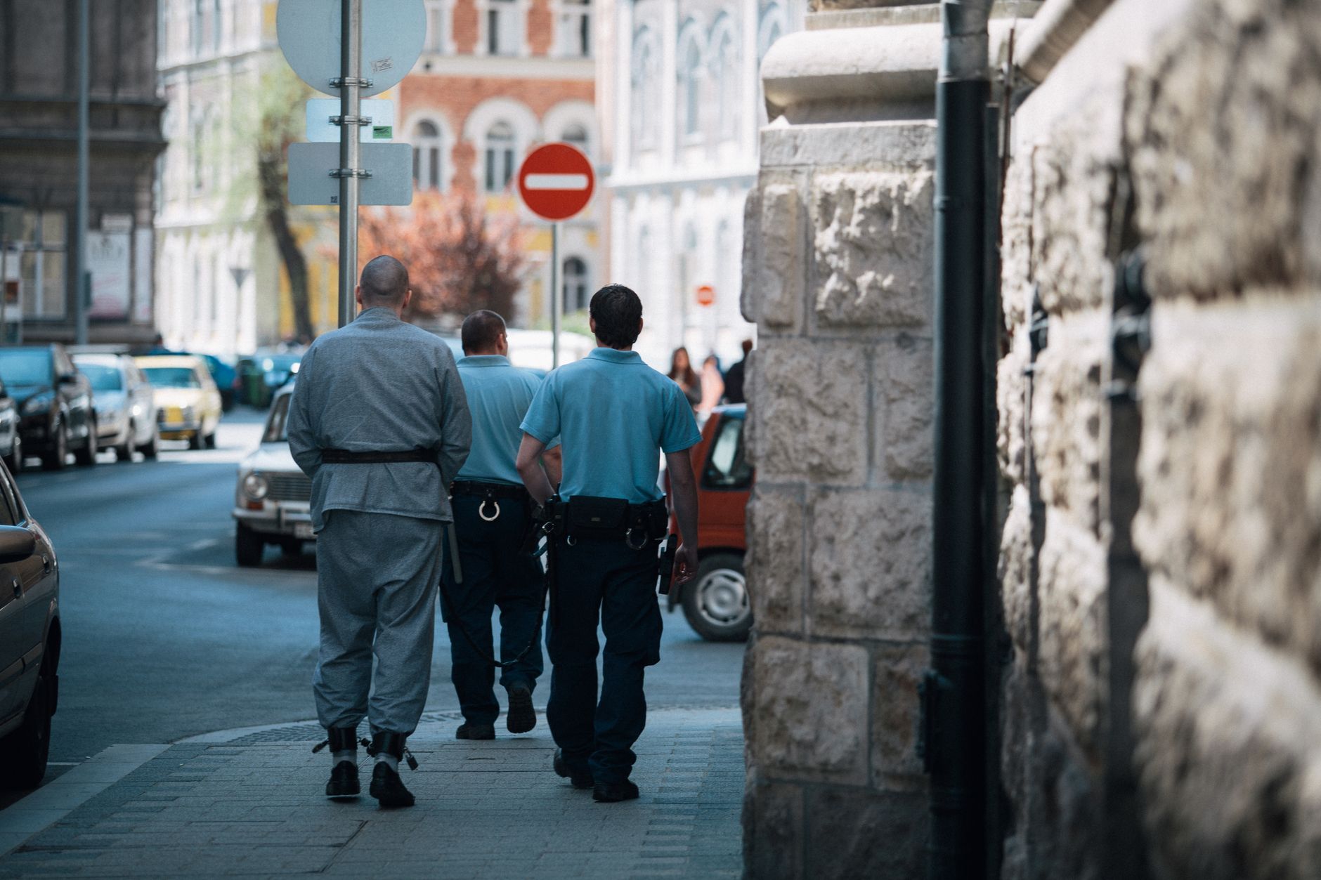Șase cetățeni nepalezi depistați muncind ilegal și escortați de polițiștii de la Imigrări