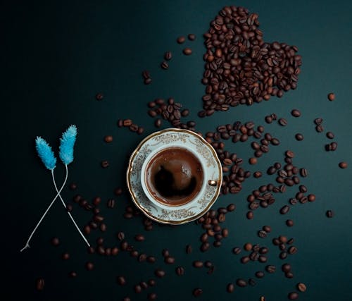 Безкоштовне стокове фото на тему «блюдце, еспресо, кавові зерна»