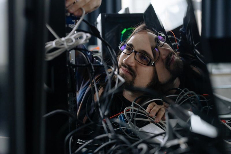 Technicien organisant le câblage réseau lors d'une installation professionnelle à Anglet