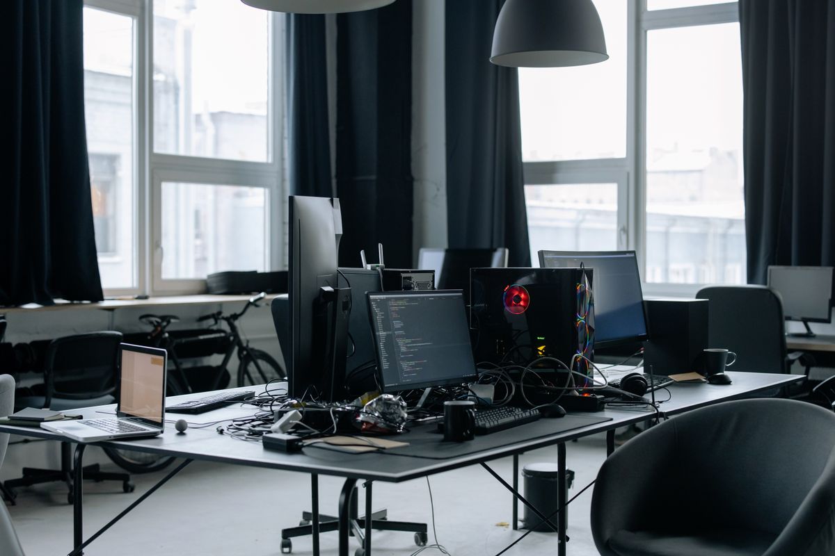 Espacio tecnico con estaciones de trabajo para desarrollo de software empresarial