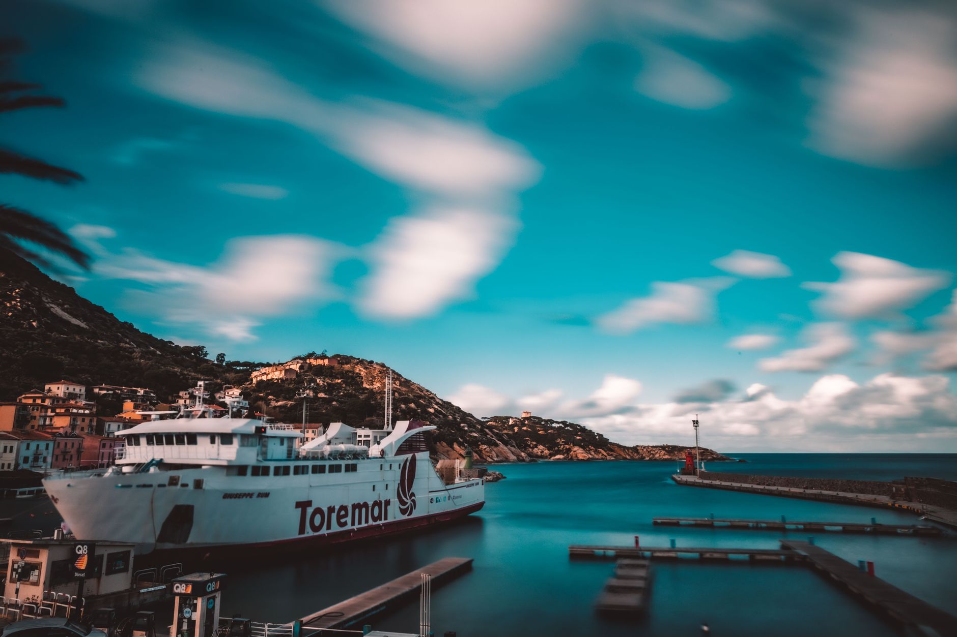Traghetto Toremar ormeggiato in un porto della Toscana.