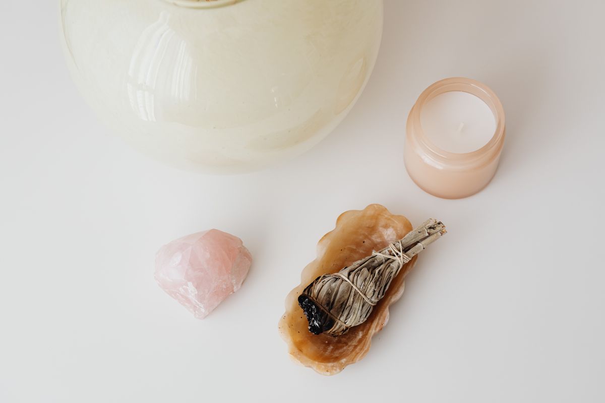 Kit esotérico com velas, cristais e incensos organizado