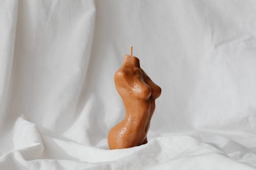 Bezpłatne Darmowe zdjęcie z galerii z białe tło, kobieta, kolor pomarańczowy Zdjęcie z galerii